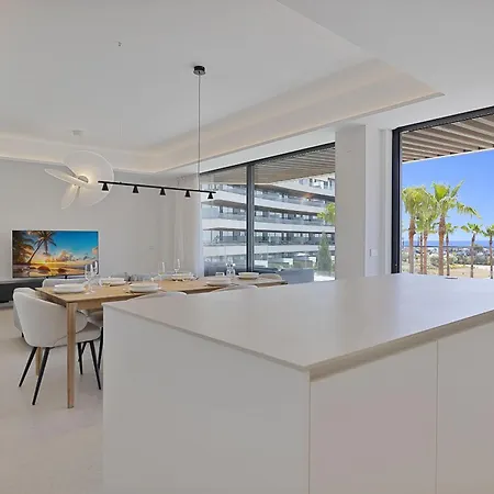 Vivi Homes - Aura Pool, Sauna, Spa, Gym & Sea View Apartment